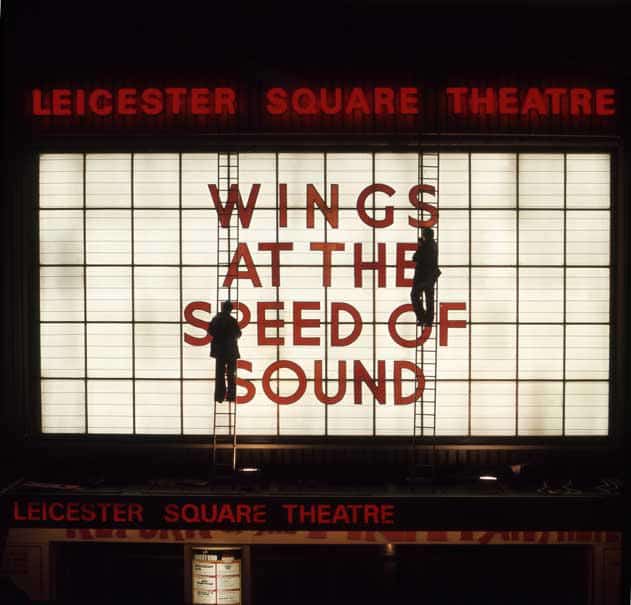 Los secretos de la tapa de Wings At The Speed Of Sound